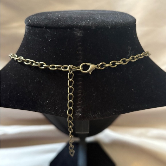 Elegant Gold and Black Pendant Necklace - Picture 4 of 5